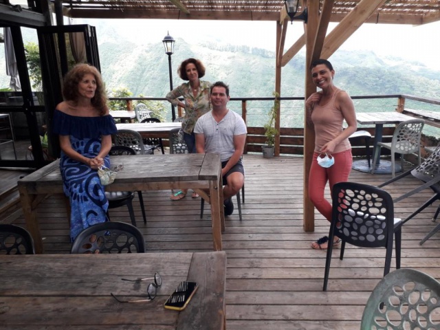 Montage de l'exposition Tatou au restaurant Ô Belvédère.
