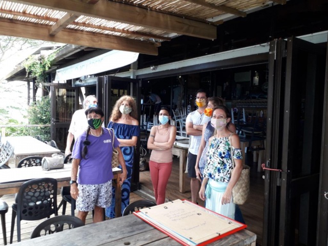 Montage de l'exposition Tatou au restaurant Ô Belvédère.