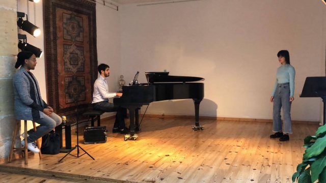 Tinalei avec le pianiste et chef de chant Yoann Piazza qui l’a coaché en visioconférence depuis début novembre ainsi que Fabrice di Falco, l’organisateur du concours et chanteur d’opéra.