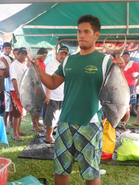 première participation pour Michel TCHANG et il se permet de gagner le jacpot avec son coéquipier Arii AIRIMA. En un prime le prix du plus jeune pêcheur première participation pour Michel TCHANG et il se permet de gagner le jacpot avec son coéquipier Arii AIRIMA. En un prime le prix du plus jeune pêcheur