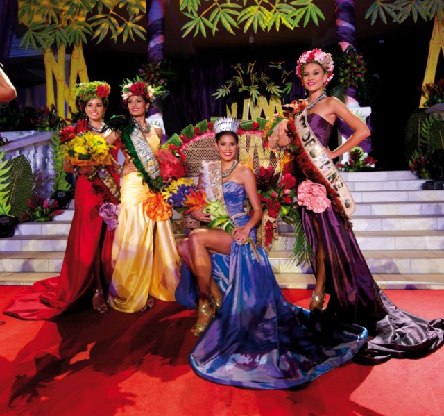 Mehiata et ses dauphines ainsi que Miss Heiva.