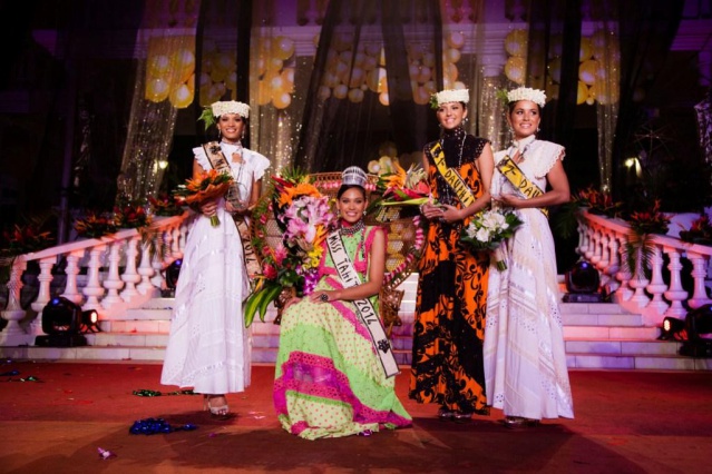 Hinarere Taputu et ses dauphines ainsi que Miss Heiva. (Crédit : Teikidev)