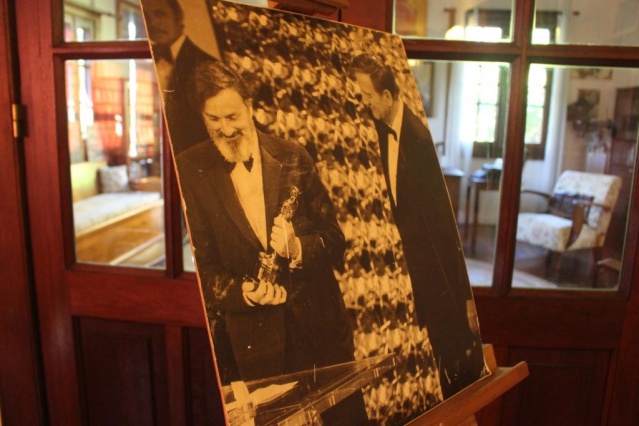 Conrad L. Hall reçoit un Oscar.