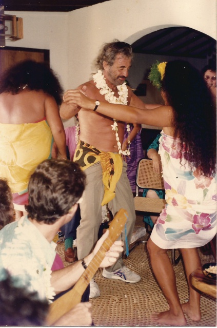 Initiation au tamure pour Jean-Paul Belmondo. (Photo : Michel Darius, collection Greta Nenon) Initiation au tamure pour Jean-Paul Belmondo. (Photo : Michel Darius, collection Greta Nenon)