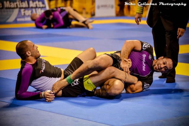 Taihia reussit une clé de jambe Taihia reussit une clé de jambe