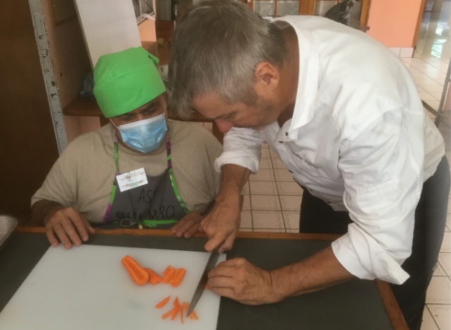 En cuisine, atelier découpe de légumes En cuisine, atelier découpe de légumes
