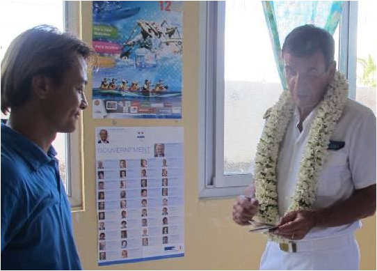 Le représentant de la DRCL présente au Haut-commissaire le fonctionnement de la station mobile passeport Le représentant de la DRCL présente au Haut-commissaire le fonctionnement de la station mobile passeport