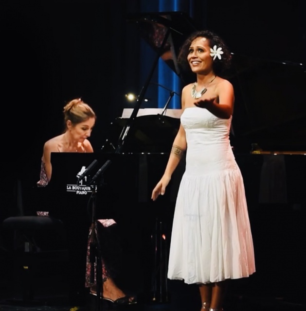 Laetitia Jullian sur scène avec Isabelle Debelleix. Laetitia Jullian sur scène avec Isabelle Debelleix.