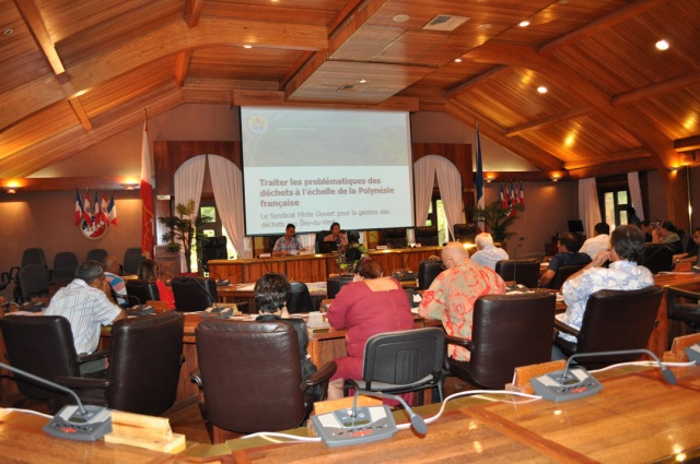 MM. Jacky BRYANT et Jerry BIRRET face à la société civile