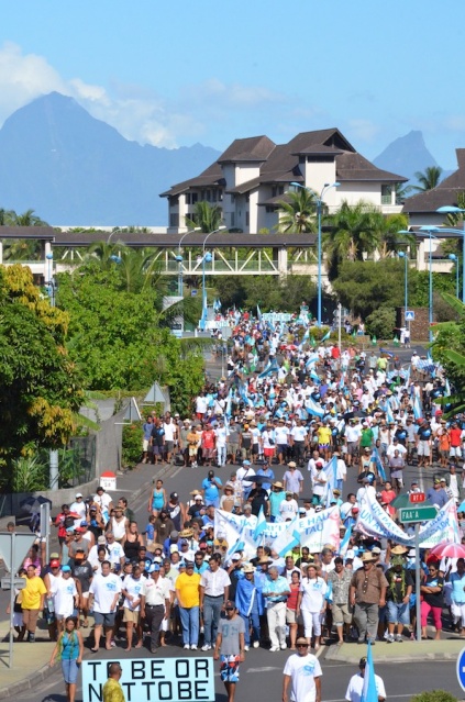 Le cortège de la côte ouest, vers 8 h 45 à l'entrée de Papeete
