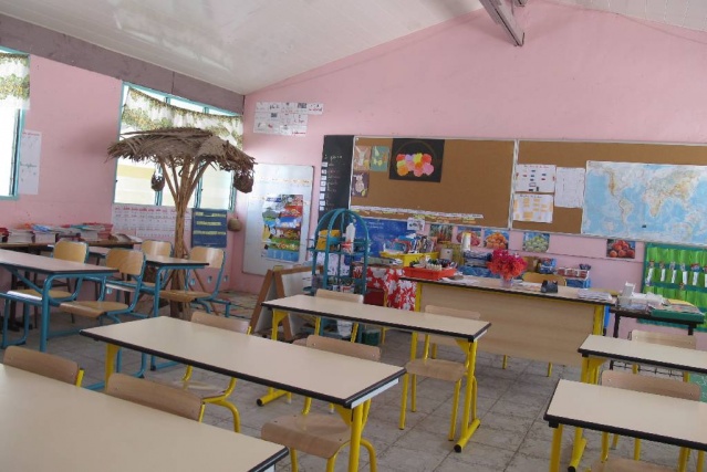 33 - Napuka-Visite de l’école, qui malgré son ancienneté est en bon état général 33 - Napuka-Visite de l’école, qui malgré son ancienneté est en bon état général
