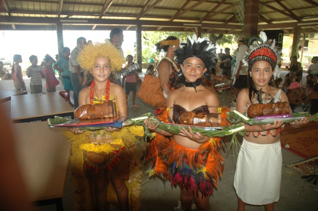 les 3 lauréates avec de g à d Teanavai KAMIA, Teheivaotiu COWAN, Umuhea MERVIN les 3 lauréates avec de g à d Teanavai KAMIA, Teheivaotiu COWAN, Umuhea MERVIN