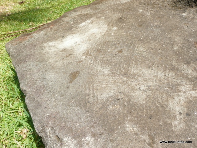 DALLE QUI A ÉTÉ ENLEVÉE MAIS QUI MONTRE BIEN L'IMPORTANCE DES PIERRES ANCIENNES.