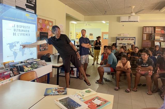 Alain Lo-Yat en pleine explication aux élèveq du collège de Hao Alain Lo-Yat en pleine explication aux élèveq du collège de Hao