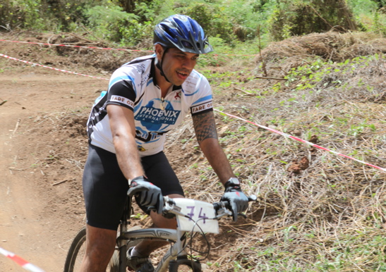 Un journaliste sportif qui mouille le maillot Davidson Benett Un journaliste sportif qui mouille le maillot Davidson Benett