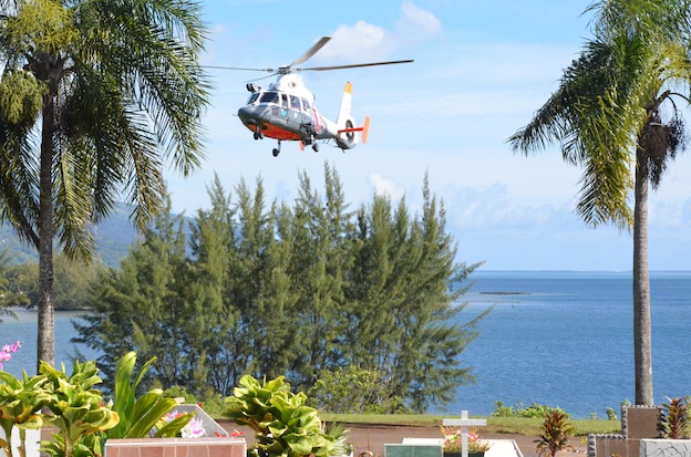 Arrivée en hélicoptère sur le site du chantier du centre pénitentiaire de Papeari, vers 15 heures