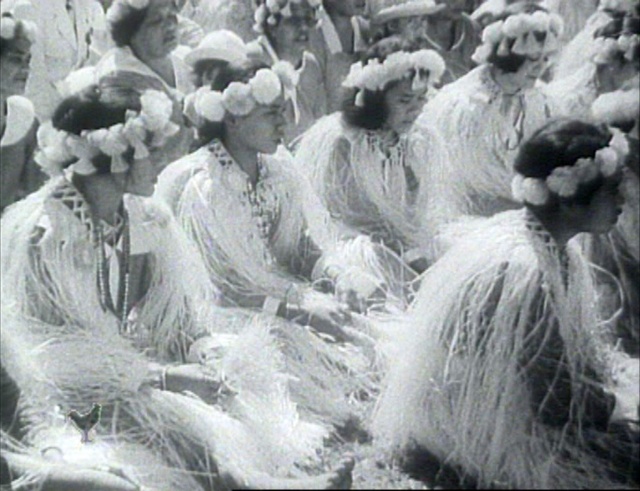 CINEMATAMUA 94 - AU MILIEU DU PACIFIQUE - CHANTS DU TIURAI TAHITI - ARCH_