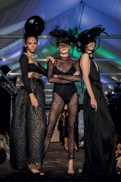 Défilé final avec les compositions du créateur Elvis Pompilio. © Tevahitua Brothers Défilé final avec les compositions du créateur Elvis Pompilio. © Tevahitua Brothers