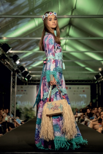 Le premier passage de la jeune Hokule'a sur scène. © Tevahitua Brothers Le premier passage de la jeune Hokule'a sur scène. © Tevahitua Brothers