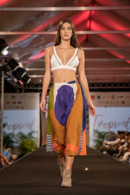 Leyna habillée par Tropical Luxury. © Tevahitua Brothers Leyna habillée par Tropical Luxury. © Tevahitua Brothers