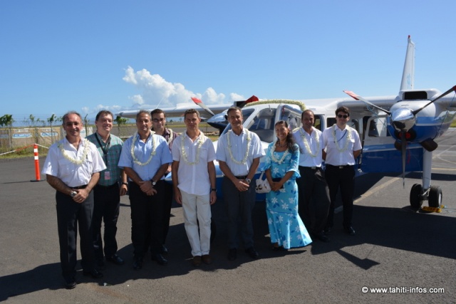 Tous les employés d'Air Tetiaroa entourant Richard Bailey