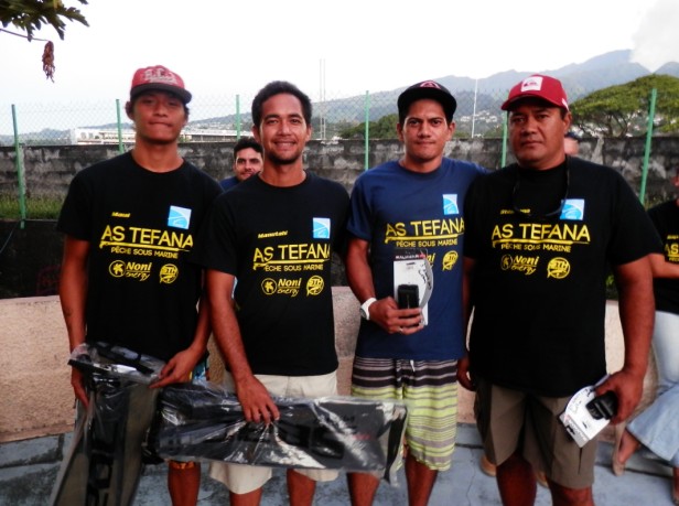 le podium des novices avec  de g à d Maui TAEA, Manutahi CHOUNE (2ième), Toromona  et Stéphane BROTHERS (3Ième)