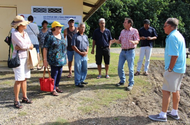 La délégation s'est rendue sur le site de Povai, la première station d'épuration, où Vincent Sturny, responsable d'exploitation des ISLV de la Polynésienne des eaux, a présenté le cycle de traitement des eaux usées.