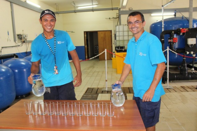 En guise de rafraichissement, de l'eau potable après traitement à l'usine de dessalement par osmose inverse a été servie à la délégation. En guise de rafraichissement, de l'eau potable après traitement à l'usine de dessalement par osmose inverse a été servie à la délégation.