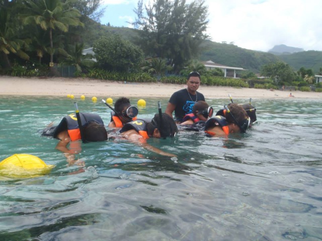 Des écoliers qui découvrent le sentier pédagogique