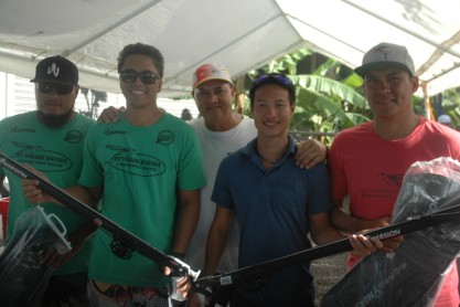 Tama here (2ièma à partir de la G) et Teiva (2ième à partir de la d) inscrivent une nouvelle victoire à leur palmarès