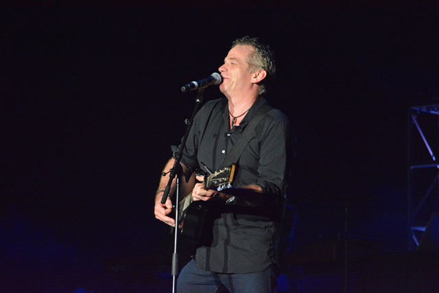 Garou avec sa guitare