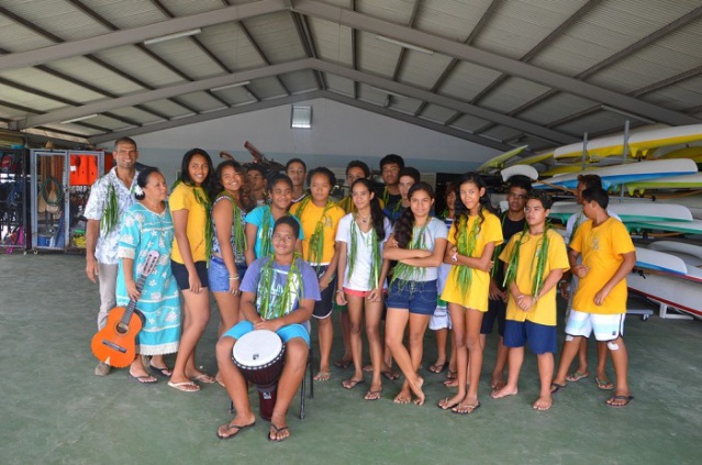 Le directeur du collège NDA, Vetea Araipu (à gauche) accompagné
des élèves de la 4ème R.