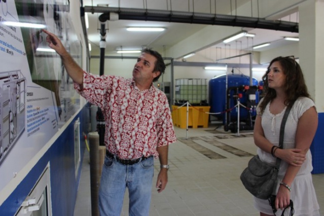 Parmi les visites techniques guidées par Vincent Sturny, le responsable de la SPEA à Bora Bora, Amandine Rozand s'est rendue à la station d'osmose inverse