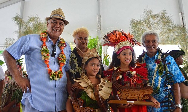 A gauche Tavana Roberto Teriitehau, le conseiller municipal de Faa'a Léon Apuarii à droite et les lauréates A gauche Tavana Roberto Teriitehau, le conseiller municipal de Faa'a Léon Apuarii à droite et les lauréates