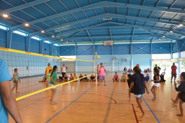 Le match de la finale des filles s’est déroulé dans la bonne humeur
entre Pamatai (en noir) contre Farahei Nui