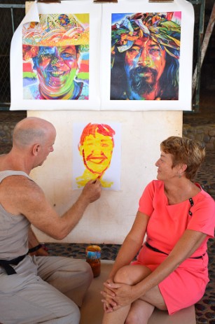 Stephen Bennett esquisse un rapide portrait de Mme la directrice, devant les yeux amusés de nos enfants.