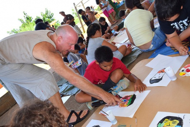 Coachés par l'artiste, les enfants ont laissé libre cours à leur imagination.
