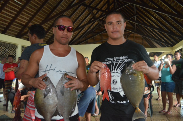 TUMARAE Dominique et WILLIAMS Michel de Raiatea ont fait une très belle pêche à la vague durant la deuxième journée