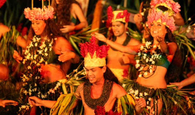 Danseuses et danseurs de la troupe Ori i Tahiti, 1er prix du costume végétal, 2ème prix meilleur danseuse, 3ème prix meilleur danseur et prix spécial élégance de la danse.