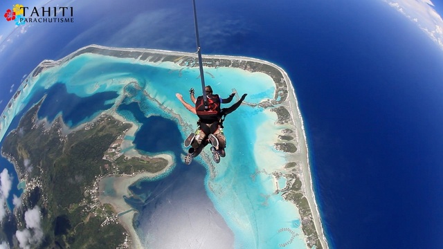 Crédit Tahiti Parachutisme.