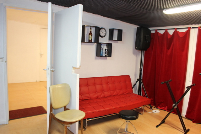 Le local est équipé de caméras de surveillance pour pouvoir rester ouvert 24 heures sur 24.