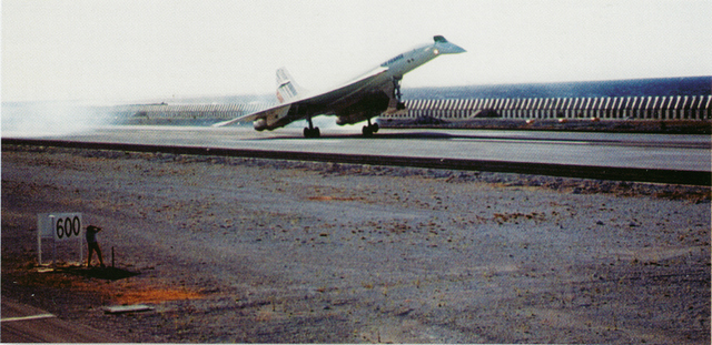 Le Concorde atterrit à Moruroa, à son bord le premier ministre Laurent Fabius.  Crédit photo Werner Bringold.