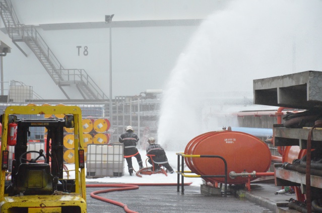 Une fois contenu, le départ de feu est étouffé sous un "tapis" de mousse extinctrice.