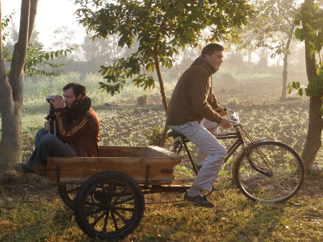 Marc et Nathanaël sont partis avec une petite caméra à la rencontre d'hommes et de femmes de l’Inde au Guatemala en passant par San Francisco et l’Ardèche. C'est leur quête qu'ils partagent dans le documentaire.