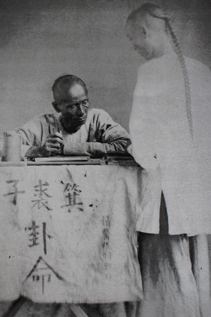 Un écrivain photographié dans les années 1860. Ce qui intrigue c'est la place de l'empereur et des figures militaires dans le quotidien des gens. Crédit John Hall. Un écrivain photographié dans les années 1860. Ce qui intrigue c'est la place de l'empereur et des figures militaires dans le quotidien des gens. Crédit John Hall.