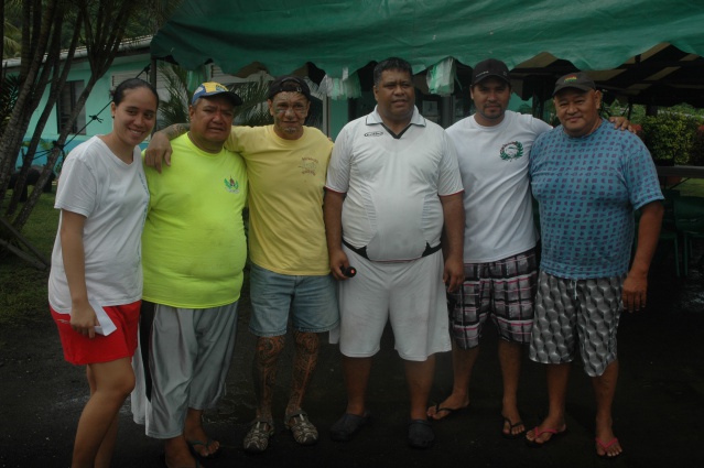 La famille, les grands amis de Feti'a ont apporté leur soutien à Heimata TEUPOO (4ième en partant de la G) dans l'organisation du mémorial