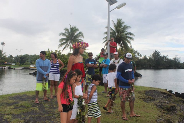 Un lancer de couronnes a été fait en mémoire de Feti'a TEIEFITU Un lancer de couronnes a été fait en mémoire de Feti'a TEIEFITU