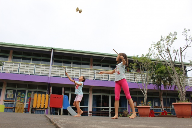 Exercices avec un diabolo. Exercices avec un diabolo.