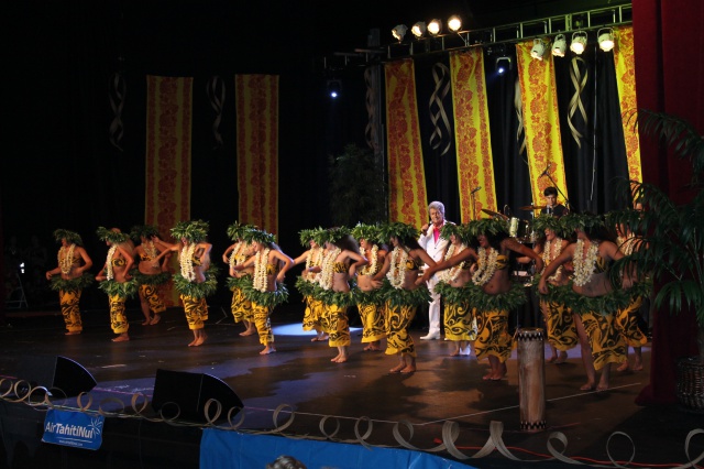 Gabilou interprétant un de ses nombreux titres accompagné par les danseuses de Hitia o te ra.