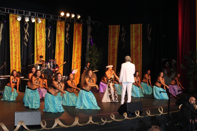 Gabilou sur la chanson Fakateretere accompagné par les danseuses de Nonosina.